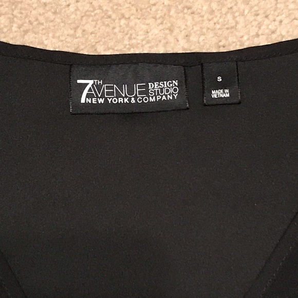 New York & Company Black Cap Short Sleeve shirt - Picture 2 of 4